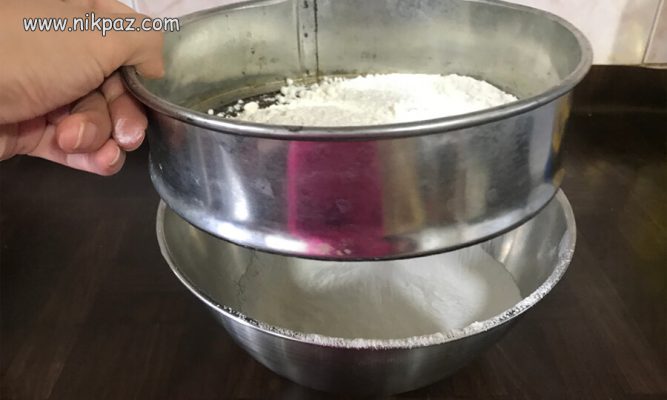 مواد خشک را برای کاپ کیک بدون شیر الک کنید