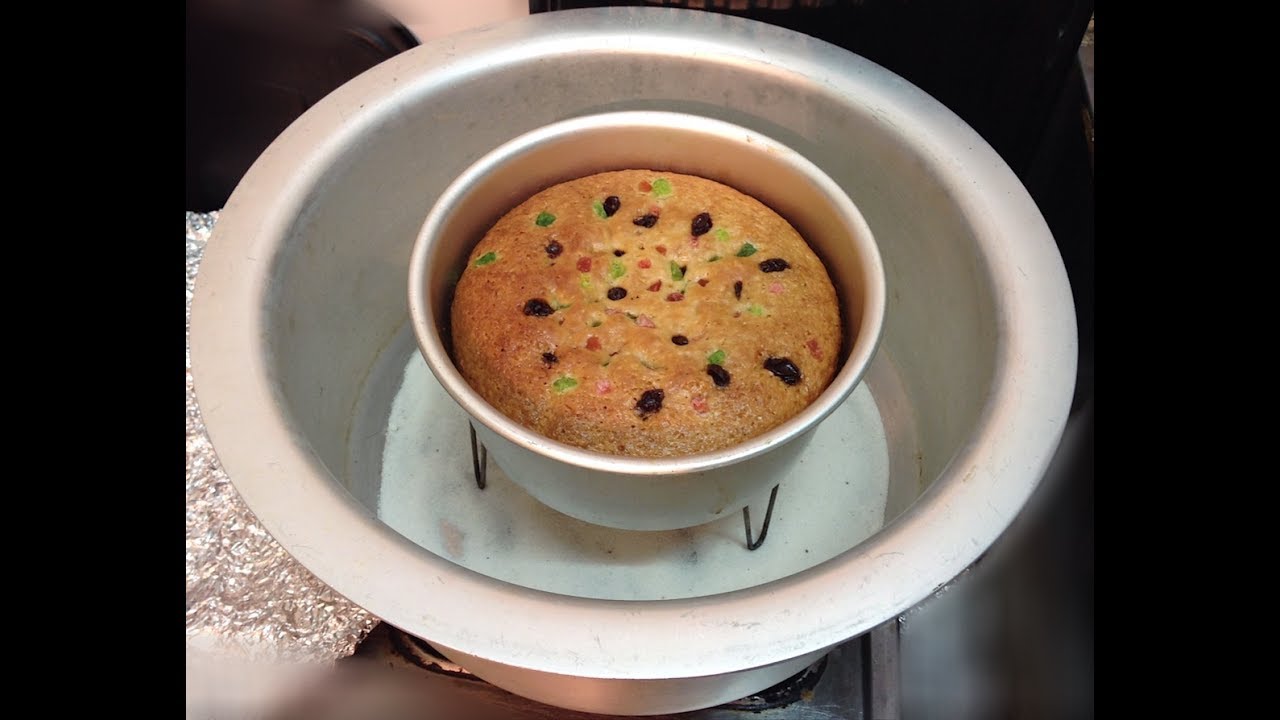 پخت کیک بدون فر با گذاشتن قالب در قابلمه با کمک پایه فلزی