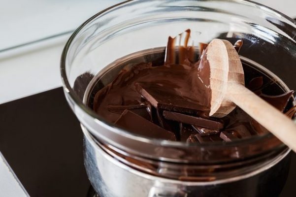 روش بن ماری برای ذوب کردن شکلات با حرارت غیرمستقیم بخار آب
