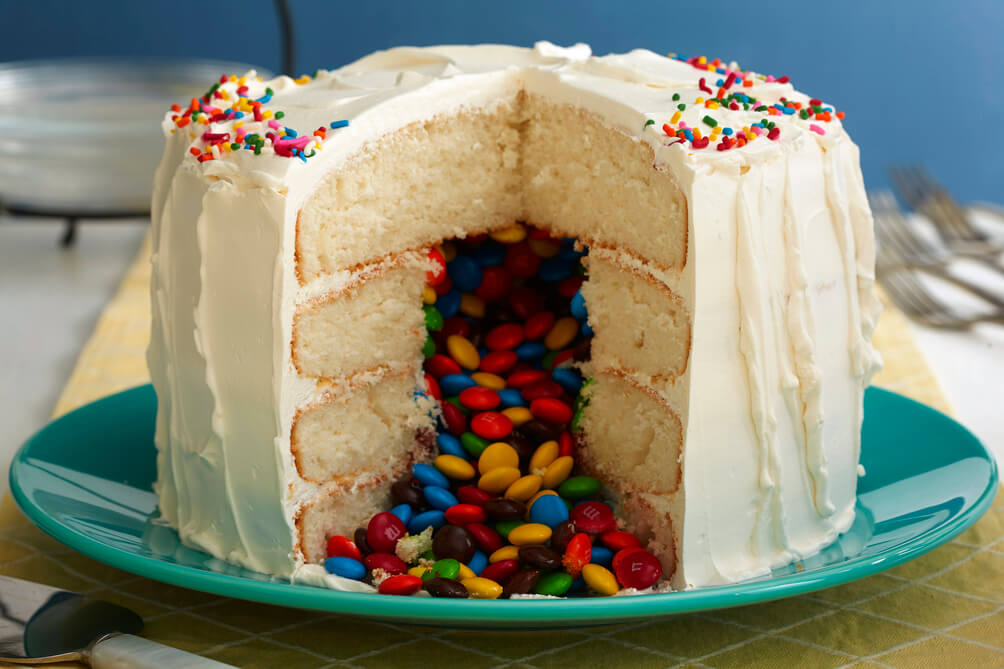 راهکار برای کیک فرورفته ، سوراخ آن را بزرگتر کنید و کیک پیناتا درست کنید